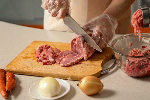 女性手切肉为肉末。图片下载