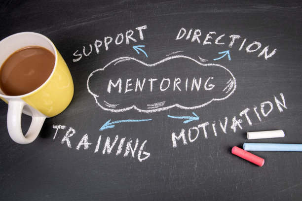 指导的概念。一杯咖啡和黑板上的彩色粉笔图片下载