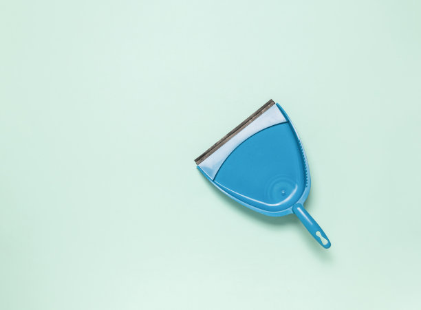 蓝色的簸箕在明亮的蓝色背景上。平的。图片下载