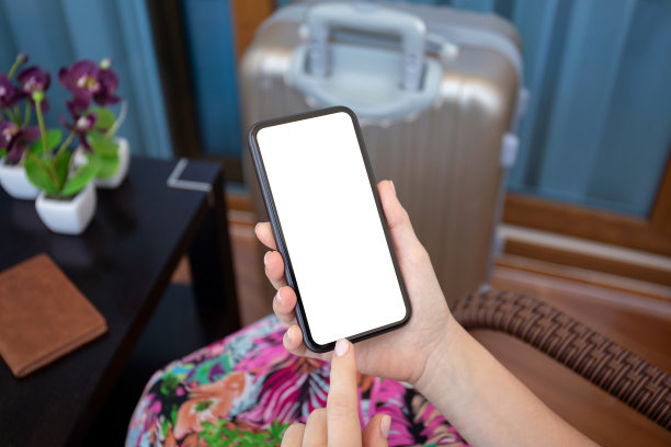 女性手拿手机与隔离屏幕和手提箱图片下载