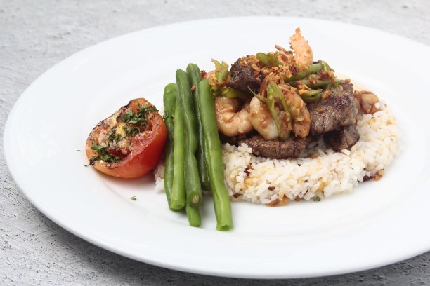 新鲜煮熟的牛肉虾肉酱配炒饭和蔬菜图片下载