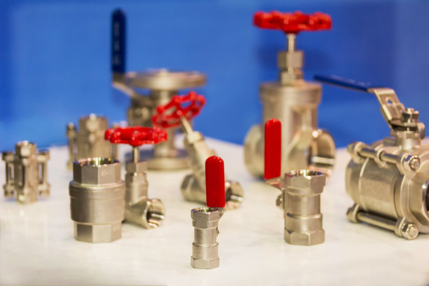 各种类型的金属球阀，用于工业或自来水厂图片下载