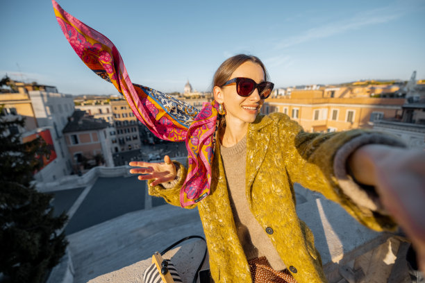 女人享受美丽的早晨罗马城市景观图片下载