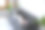 休闲的年轻女子坐在沙发上使用平板电脑，在家里花时间在社交媒体上。图片下载