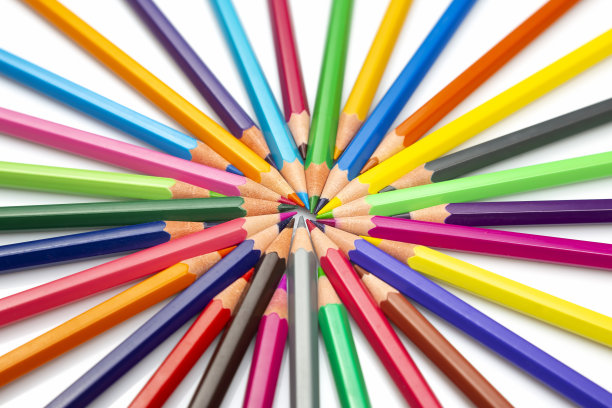 一组用于在白色背景上画画的彩色铅笔。艺术创意绘画工具。彩色铅笔图片下载