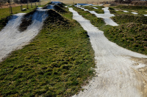 赛车心房BMX赛道为进口车手与起伏地形倾斜轨道与转弯和跳跃。木桥和木坡非常危险。只有有经验的骑自行车的人才可报名图片下载