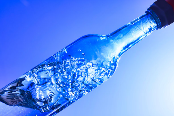 蓝背瓶中的液体和气泡图片下载