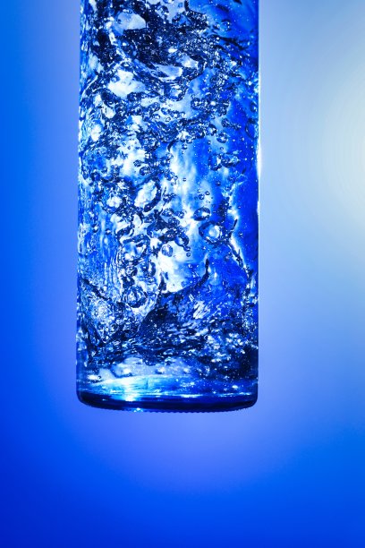 蓝背瓶中的液体和气泡图片下载