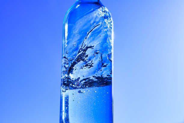 蓝背瓶中的液体和气泡图片下载