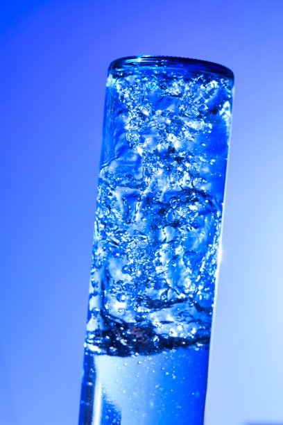 蓝背瓶中的液体和气泡图片下载