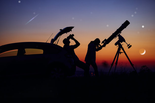 一对夫妇用天文望远镜一起看星星。图片下载
