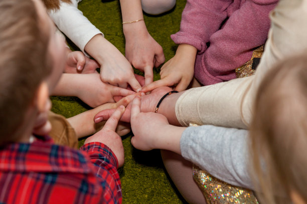 婴儿双手。命令孩子们的游戏图片下载