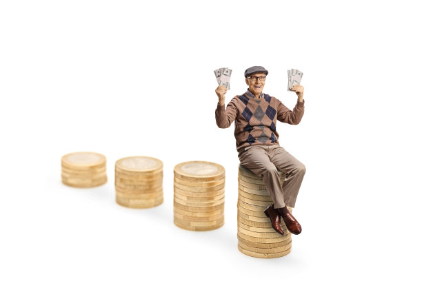 快乐的老人坐在一堆硬币上，手里拿着钱图片下载