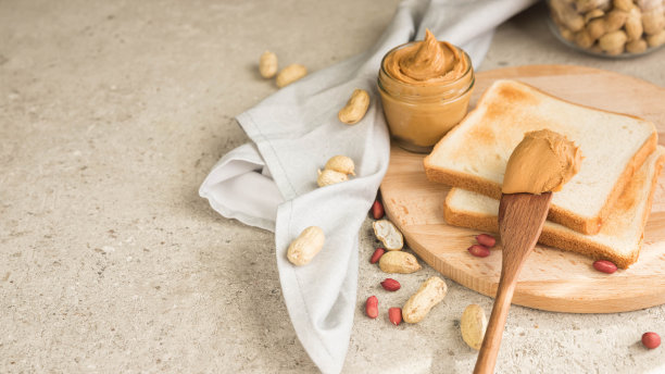 罐装花生酱，三明治加花生酱和生花生。花生三明治特写与复制空间。图片下载