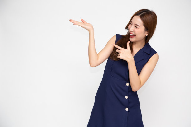 快乐的年轻亚洲妇女呈现或显示手掌与复制空间孤立的产品在白色背景上图片下载