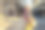 一名女子正在参观佛罗伦萨著名的旧桥，这座桥名叫维琪奥桥图片下载