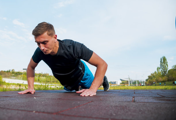 帅气的运动员穿着运动服做跳跃和俯卧撑图片下载