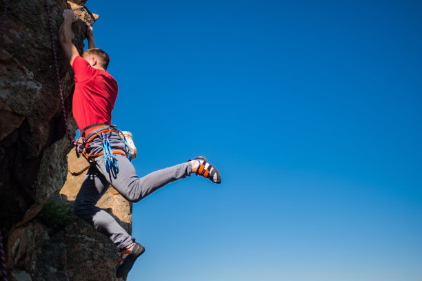 攀岩者奋力攀登图片下载