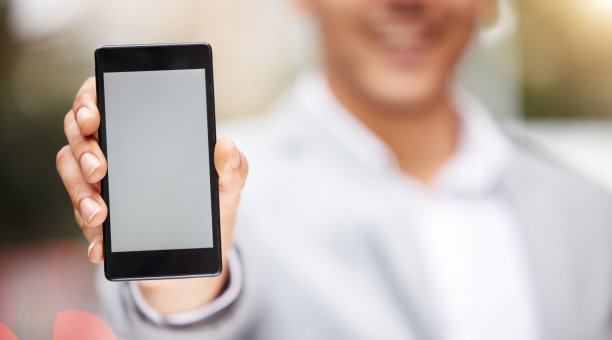 拍摄了一个不认识的商人在城市里拿着电话图片下载