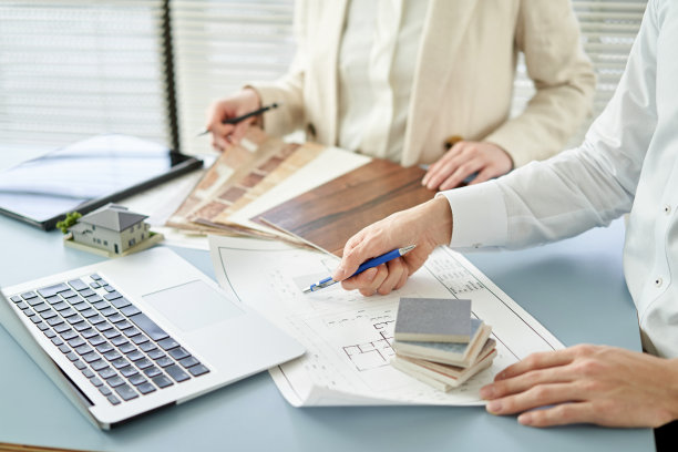 设计房子的亚洲建筑师图片下载