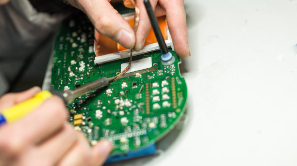汽车机械师工作在仪表盘电子电路板，库存照片图片下载