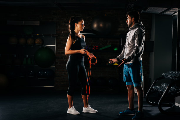 健身教练与运动员在体育馆图片下载