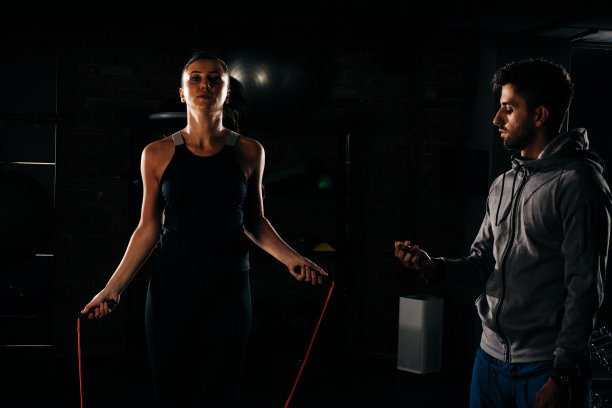 健身教练与运动员在体育馆图片下载