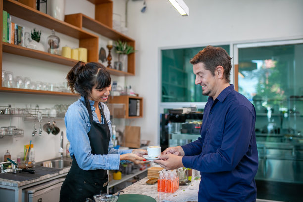 快乐的咖啡师接受顾客的订单。图片下载