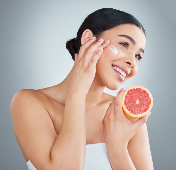 裁剪的照片，一个有吸引力的年轻女子摆姿势在工作室的灰色背景图片下载