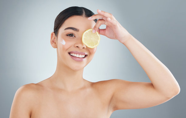 裁剪肖像的一个有吸引力的年轻女子摆姿势在工作室的灰色背景图片下载