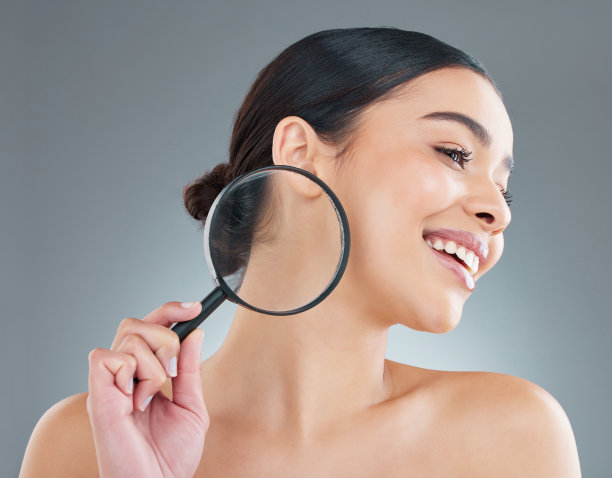 裁剪的照片，一个有吸引力的年轻女子摆姿势在工作室的灰色背景图片下载