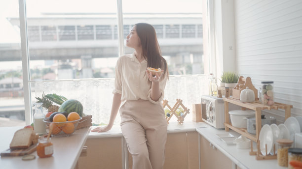 快乐的少女在准备早餐图片下载