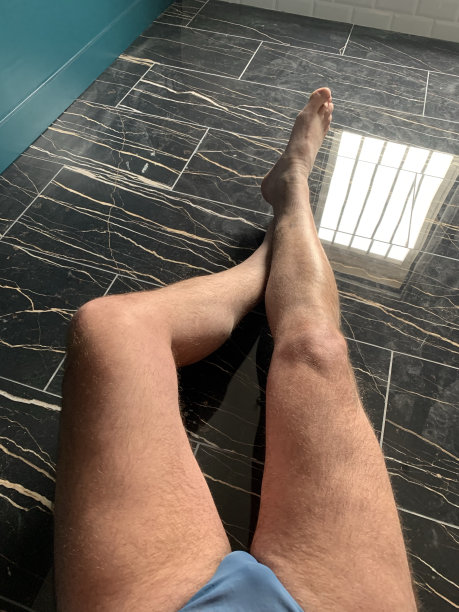 游泳前锻炼和保持健康。图片下载