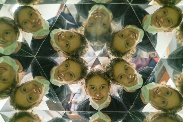 万花筒里的小女孩图片下载