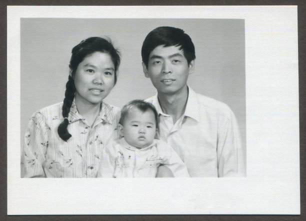 20世纪80年代中国家庭黑白老照片图片下载