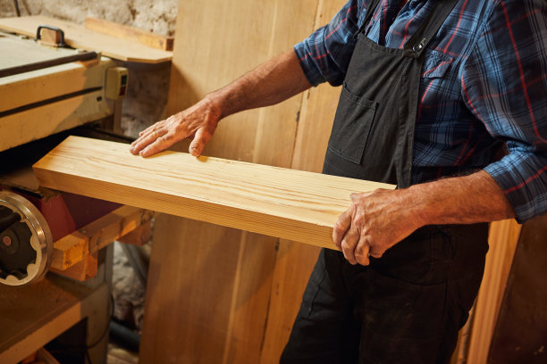 高级木工在木工设备上工作图片下载