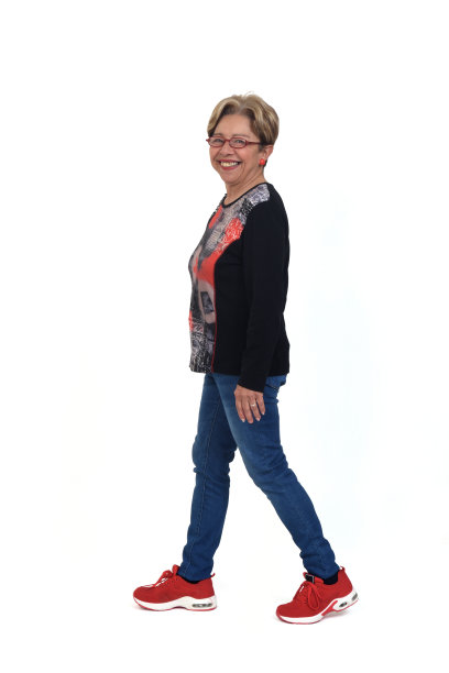 白色背景下的高级女性全貌图片下载