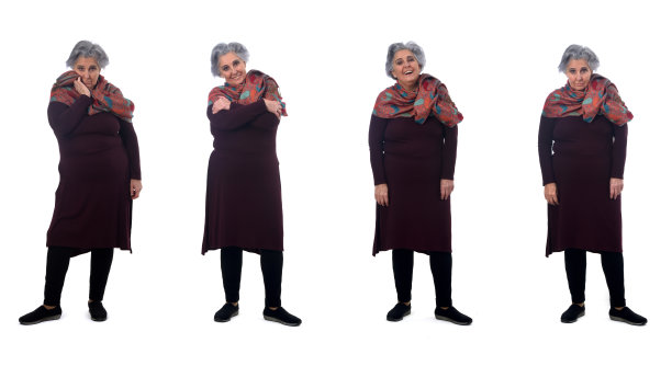 白色背景下的年长女性全貌图片下载