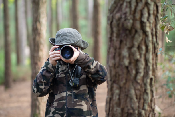 森林里带着相机的快乐男孩图片下载
