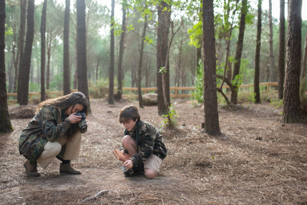 母子俩在森林里拍照图片下载