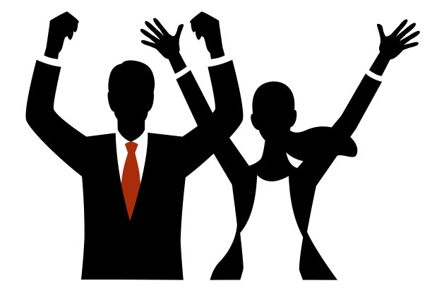 对着剪影的男人和女人举起双手图片下载