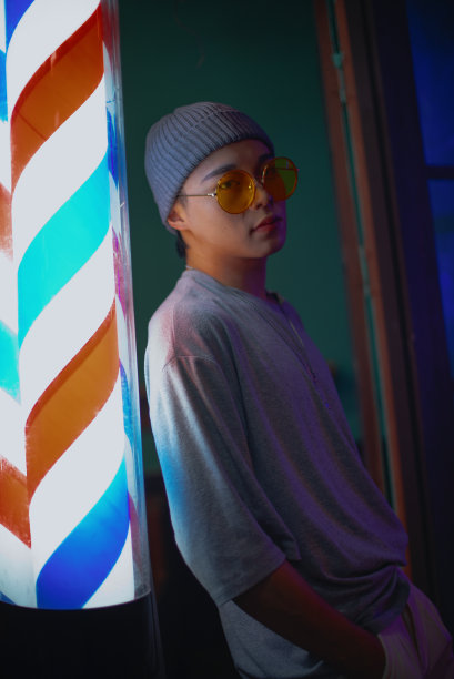 酒吧里的亚洲年轻人图片下载