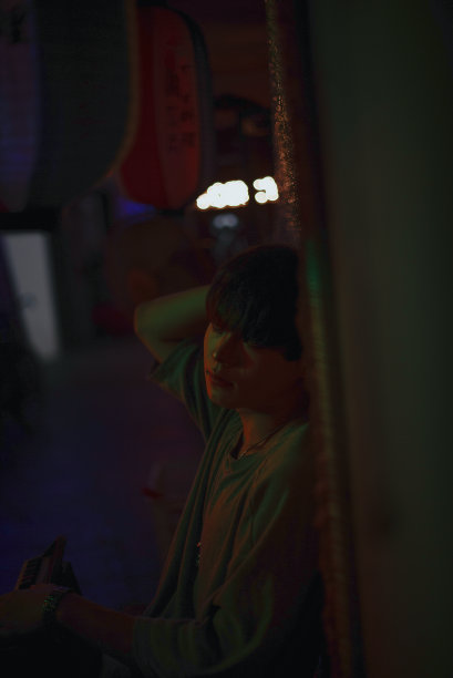 酒吧里的亚洲年轻人图片下载