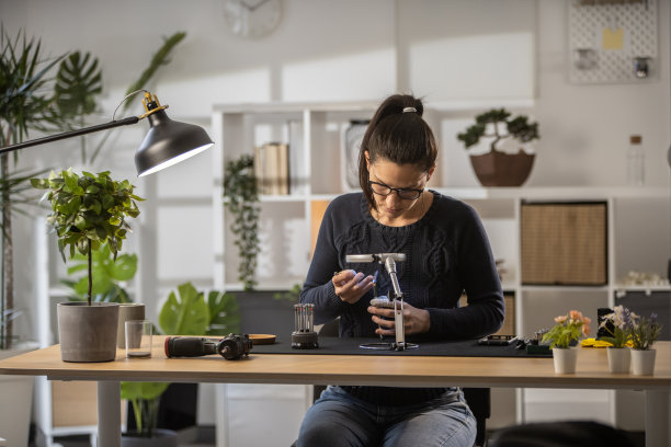修理智能手机的女人图片下载