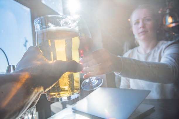 两个人用酒祝酒图片下载