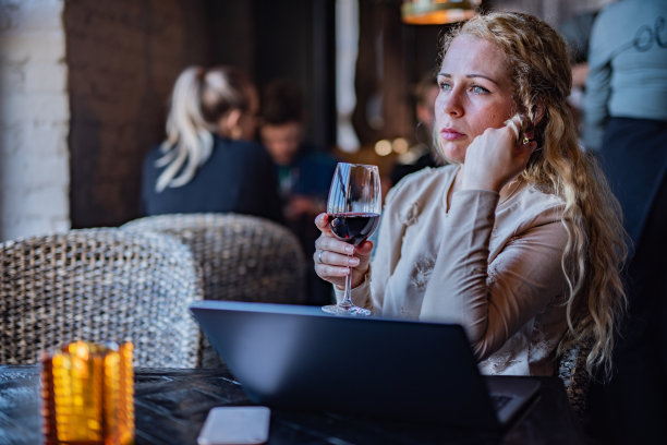 餐厅里拿着酒杯的女人图片下载