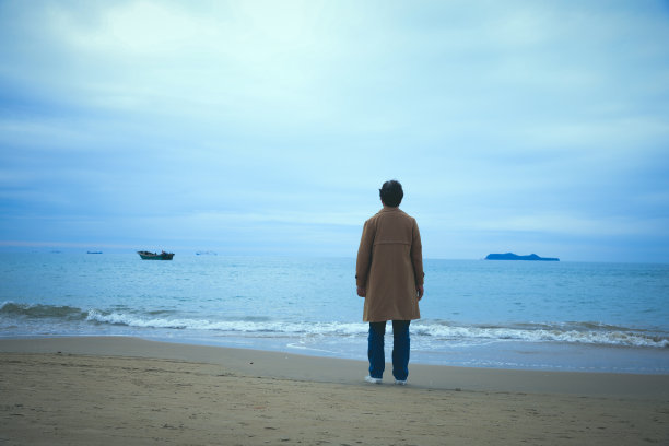 老年妇女望海图片下载