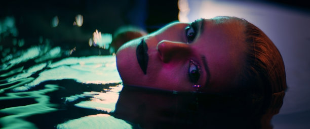 优雅的女人漂浮在霓虹色的水面上。奢华的护发隐喻图片下载