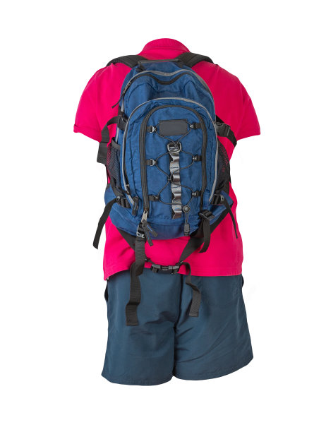 背包，运动短裤，衬衫衣领与扣子孤立在白色的气泡上。每天穿的衣服图片下载