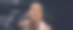 从黑暗的水中浮现出一个娇弱的女人。浸湿她那湿漉漉的长发。自然美容护理隐喻图片下载
